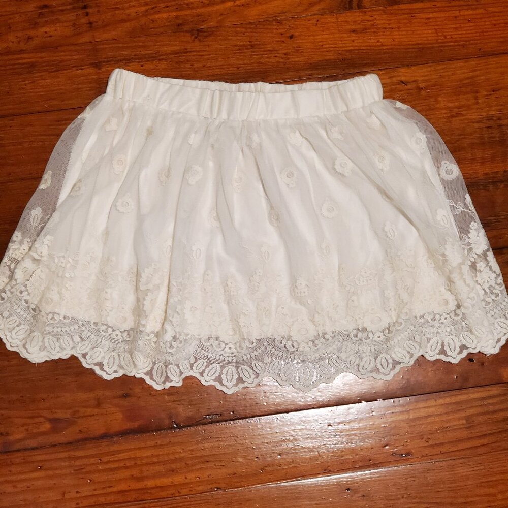 Forever 21 Off-White Lace Mini Skirt Size M
